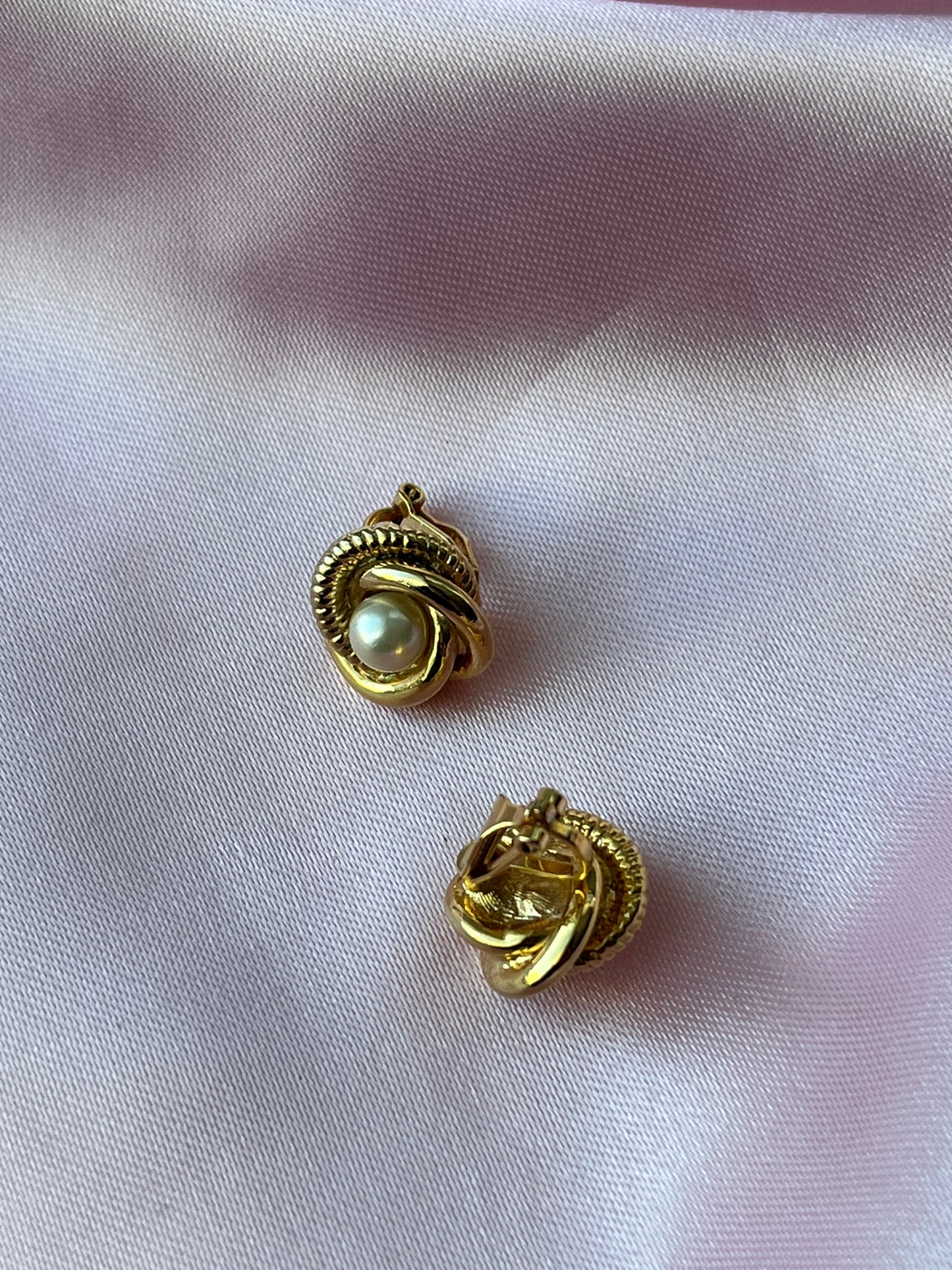 Gold tone pearls earrings