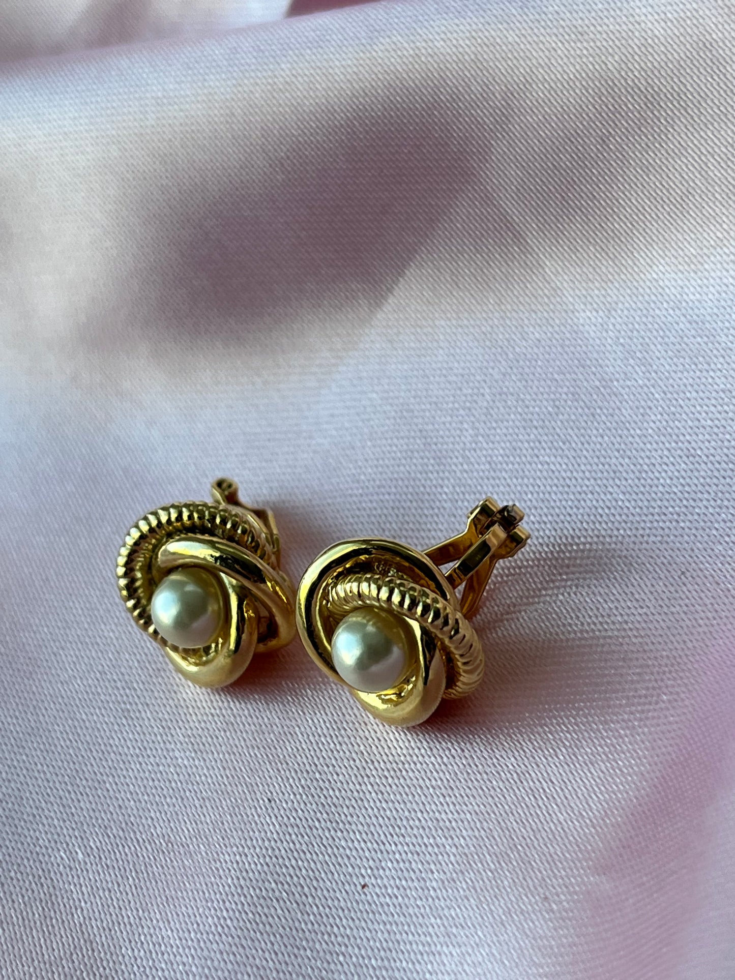 Gold tone pearls earrings