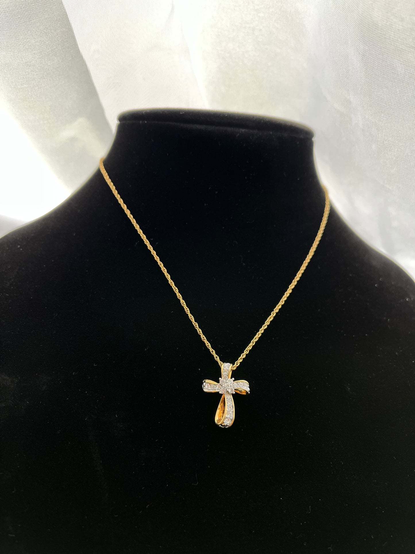 Avon Vintage cross gold tone necklace