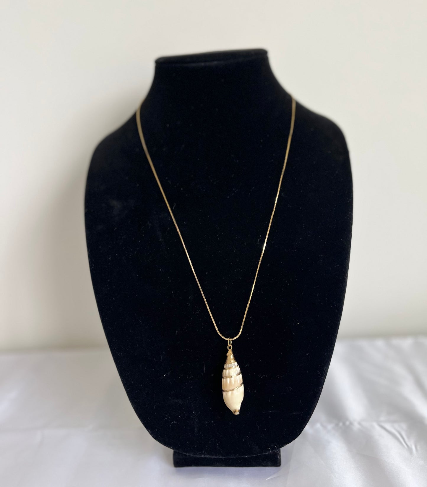 Sydney's Eye Shell Necklace
18K Gold Overlay