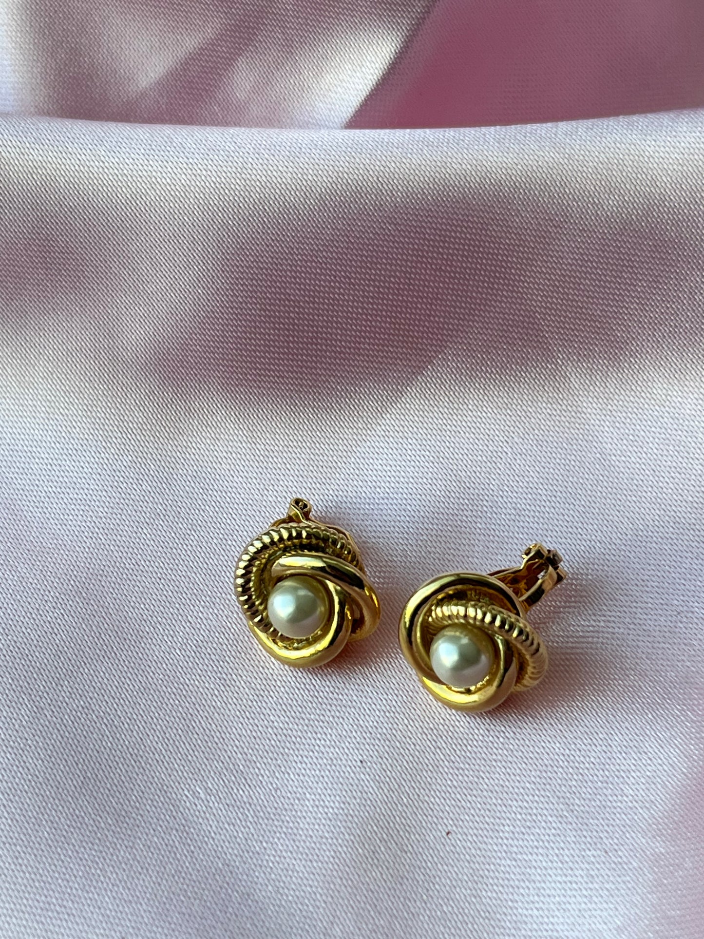 Gold tone pearls earrings