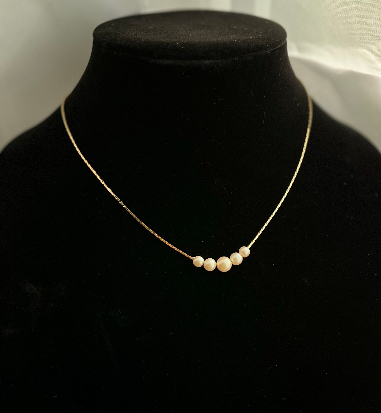 Vintage Gold Tone Necklace with 5 Faux Pearls