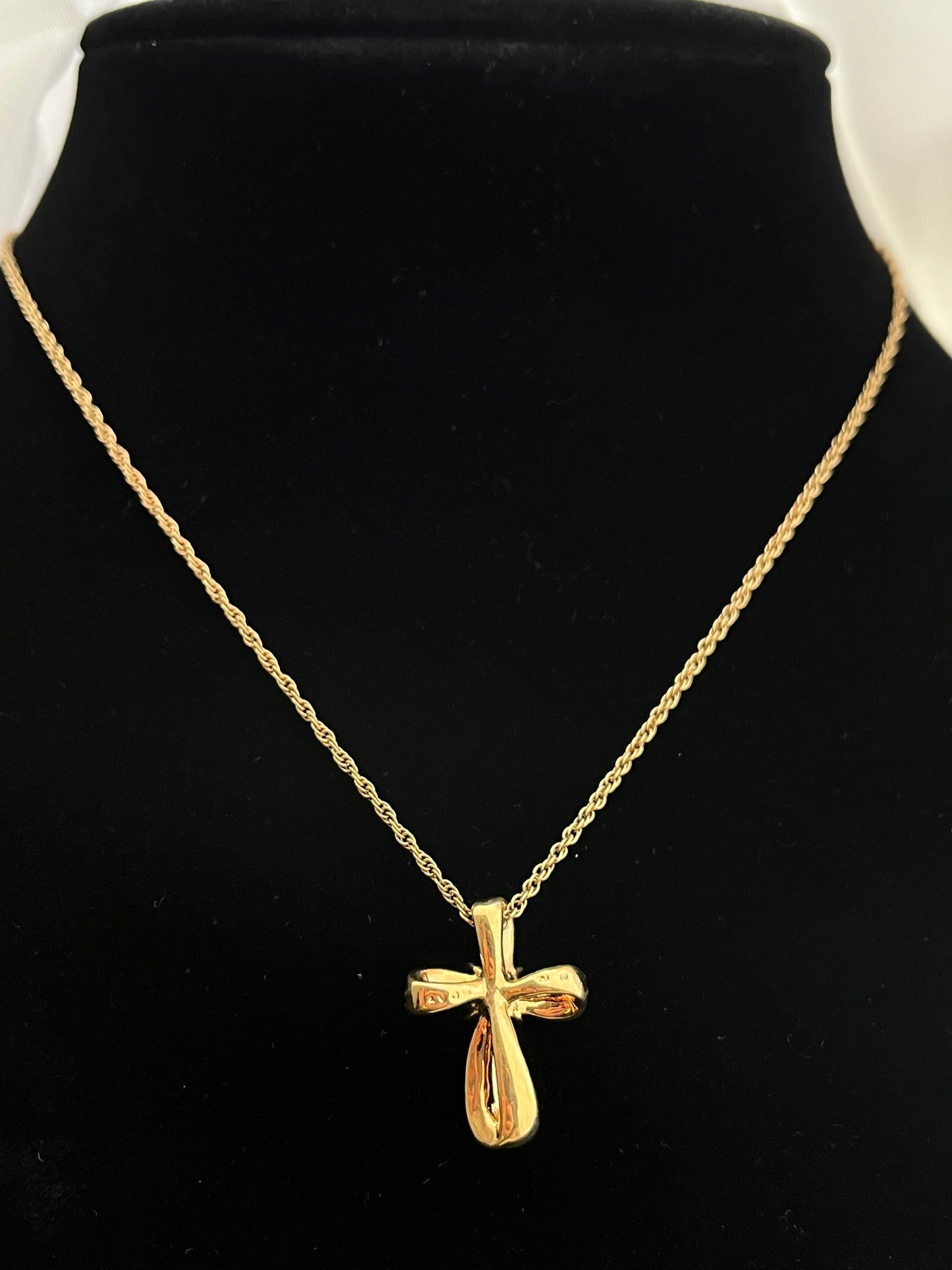 Avon Vintage cross gold tone necklace